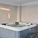 Arrogance Queen Std In Infinity Pool & *