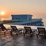 Arrogance Queen Std In Infinity Pool & Năvodari