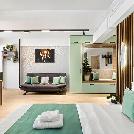 Arrogance Queen - Infinity Pool & Năvodari