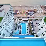 Arrogance Queen Std In Infinity Pool & *