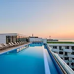 Arrogance Queen Std In Infinity Pool & *