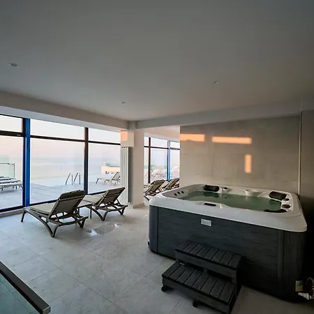 Arrogance Queen Std In Infinity Pool &