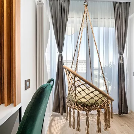 Arrogance Queen - Infinity Pool & *