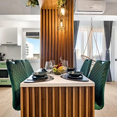 Arrogance Queen - Infinity Pool &