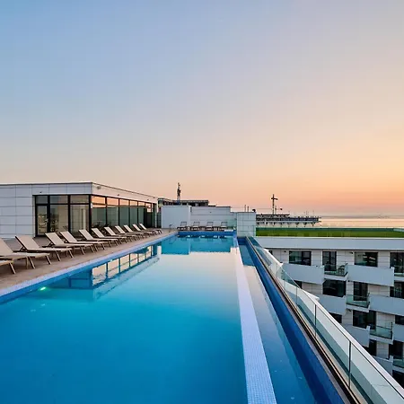 Arrogance Queen Std In Infinity Pool & *