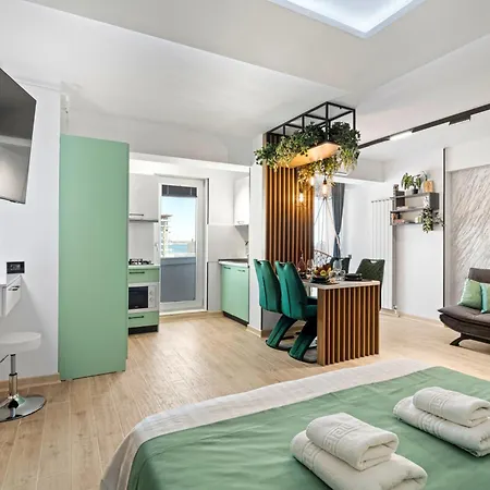 Arrogance Queen - Infinity Pool & * Năvodari