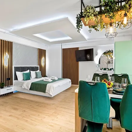 Arrogance Queen - Infinity Pool &