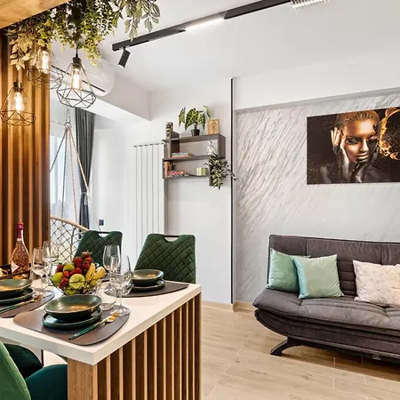 Arrogance Queen - Infinity Pool & * Năvodari