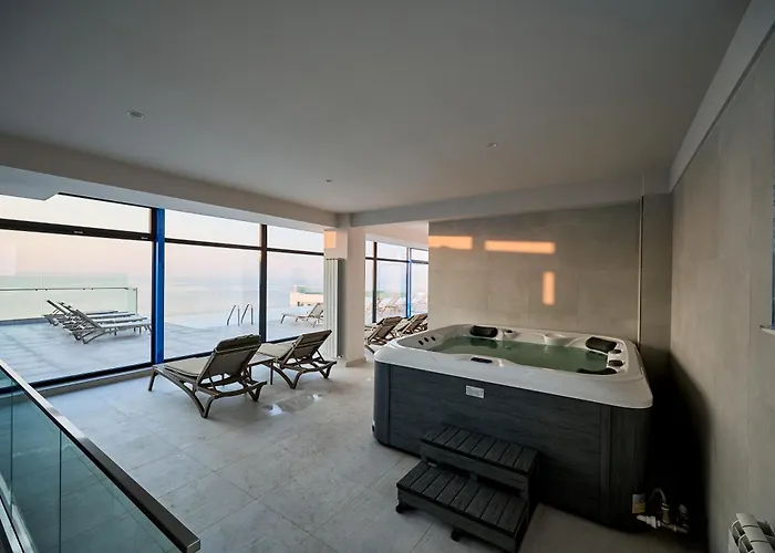 Arrogance Queen - Infinity Pool &